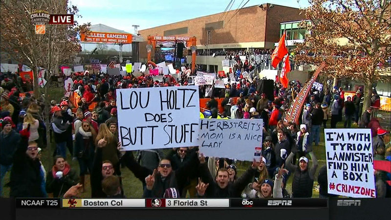 Illustration for article titled "Yale Cites Wikipedia": Your College GameDay Sign Roundup